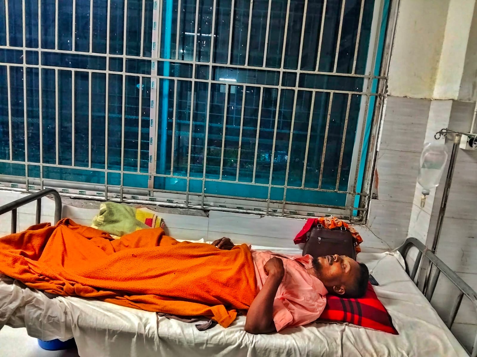 ধামইরহাটে মাটির দেয়াল ধসে যুবদল নেতা তাহাবুর গুরুতর আহত