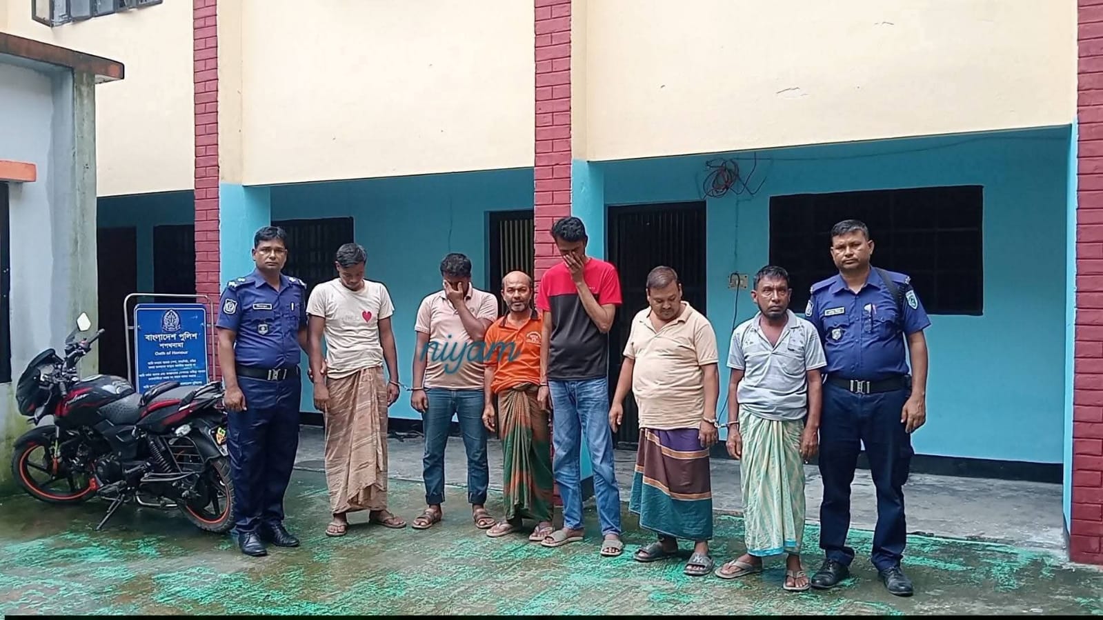 গাইবান্ধা সদর উপজেলায় নশৎপুর এলাকায় ৬ জুয়াখেলার অভিযোগে আটক।
