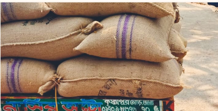 রাজশাহী তানোরে খাদ্যগুদামে ধান সরবরাহে অনিয়ম।