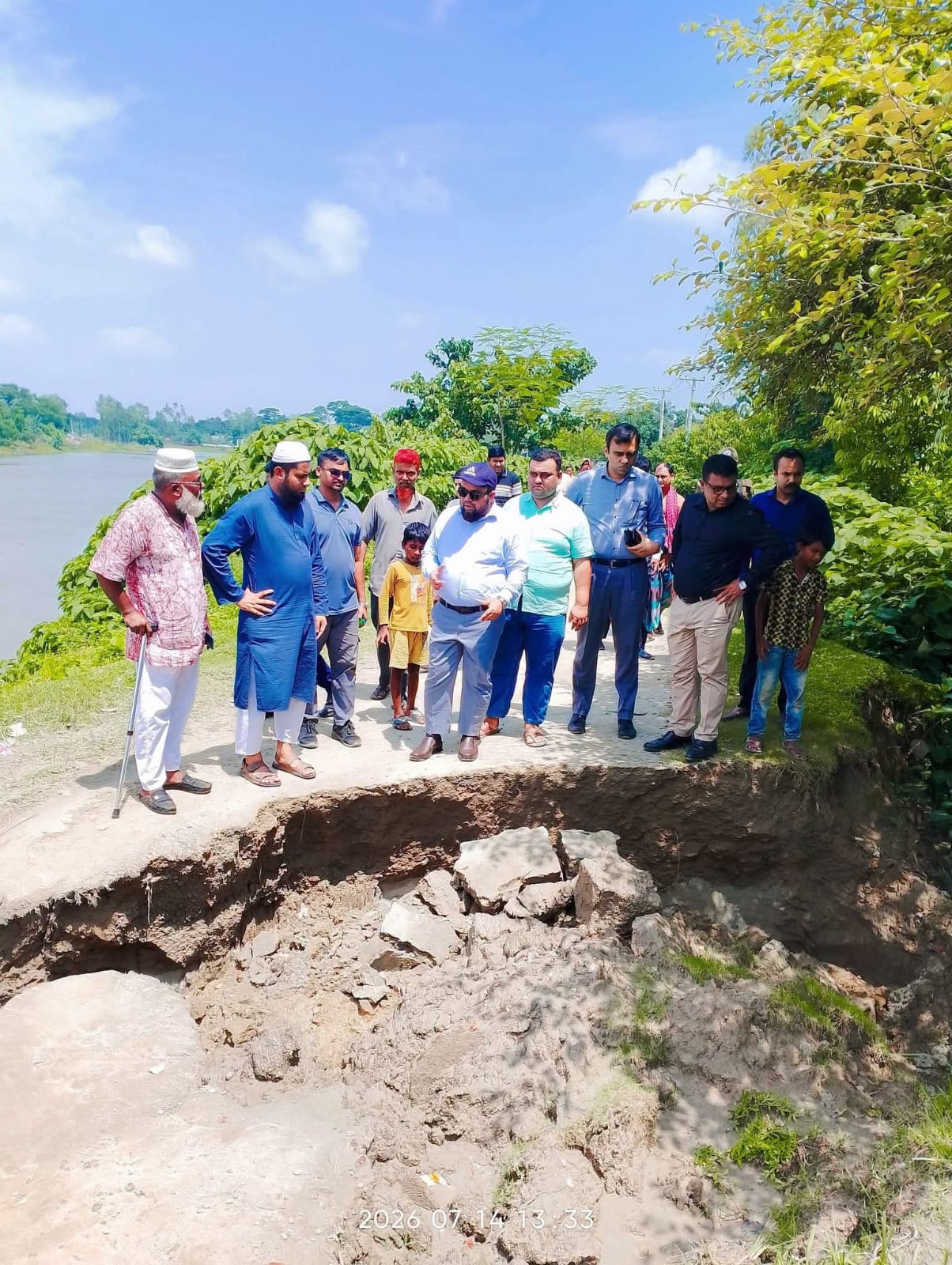 ঘাঘটের ভাঙনে ঝুঁকিতে শহররক্ষা বাঁধ: পরিদর্শনে জেলা প্রশাসক, পানি উন্নয়ন বোর্ড ব্যবস্থা নেওয়ার নির্দেশ