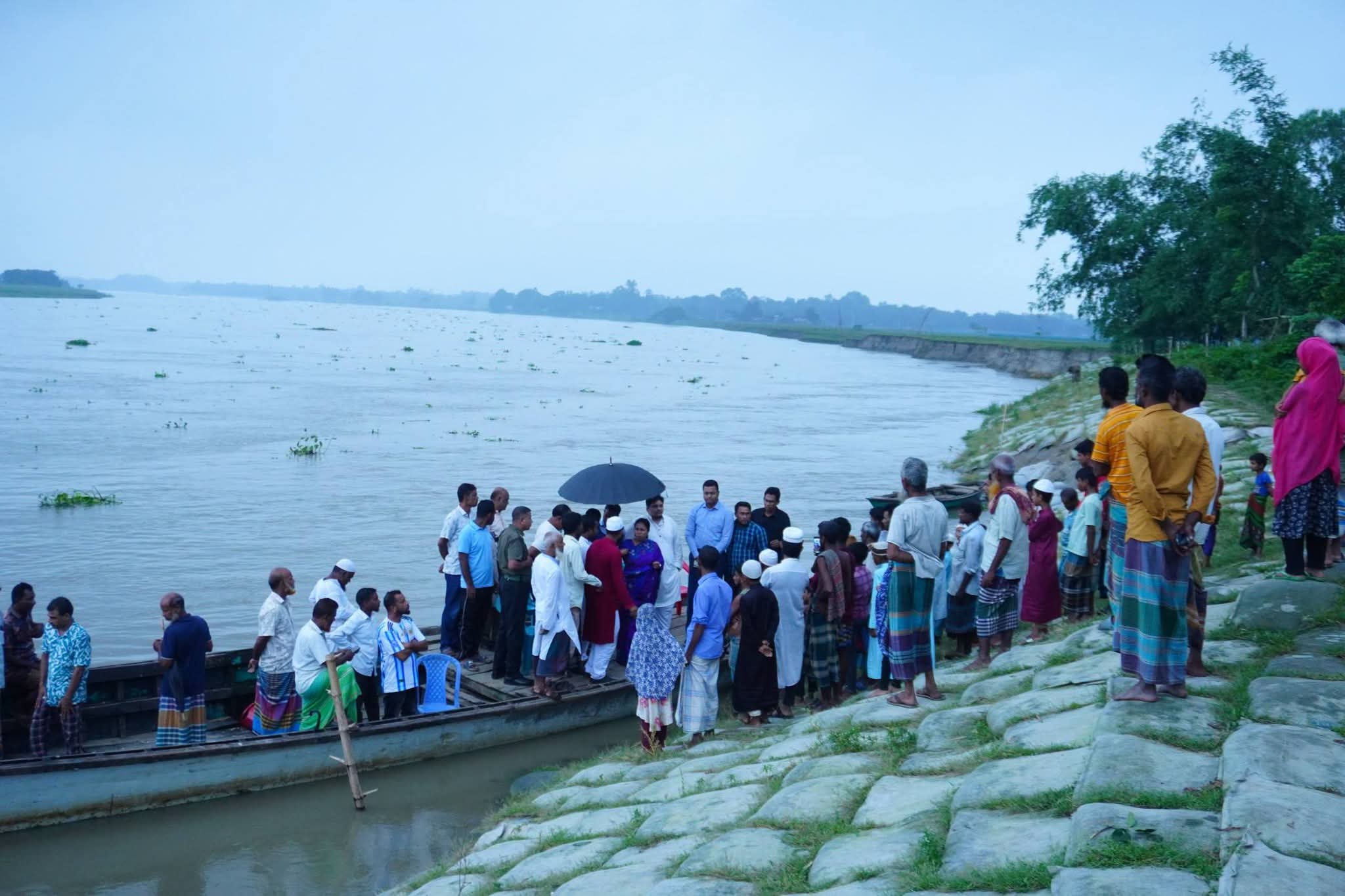 ব্রহ্মপুত্র নদের নদীভাঙন কবলিত এলাকা পরিদর্শনে জেলা প্রশাসক