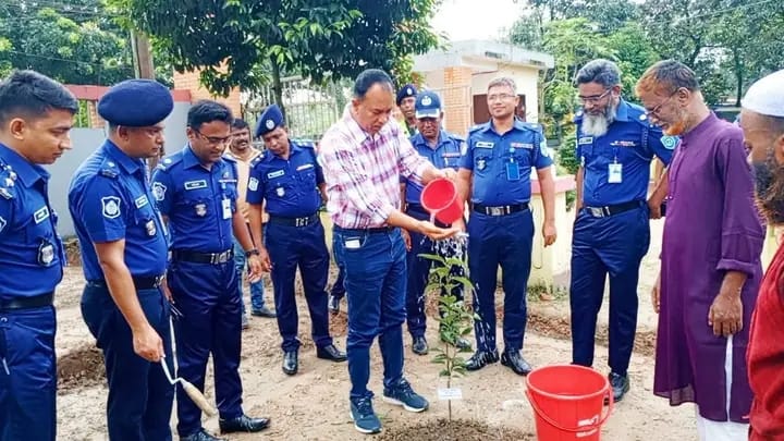 বীরগঞ্জ থানায় সবুজের অভিযাত্রা, ফলজ বাগানের উদ্বোধন করলেন পুলিশ সুপার