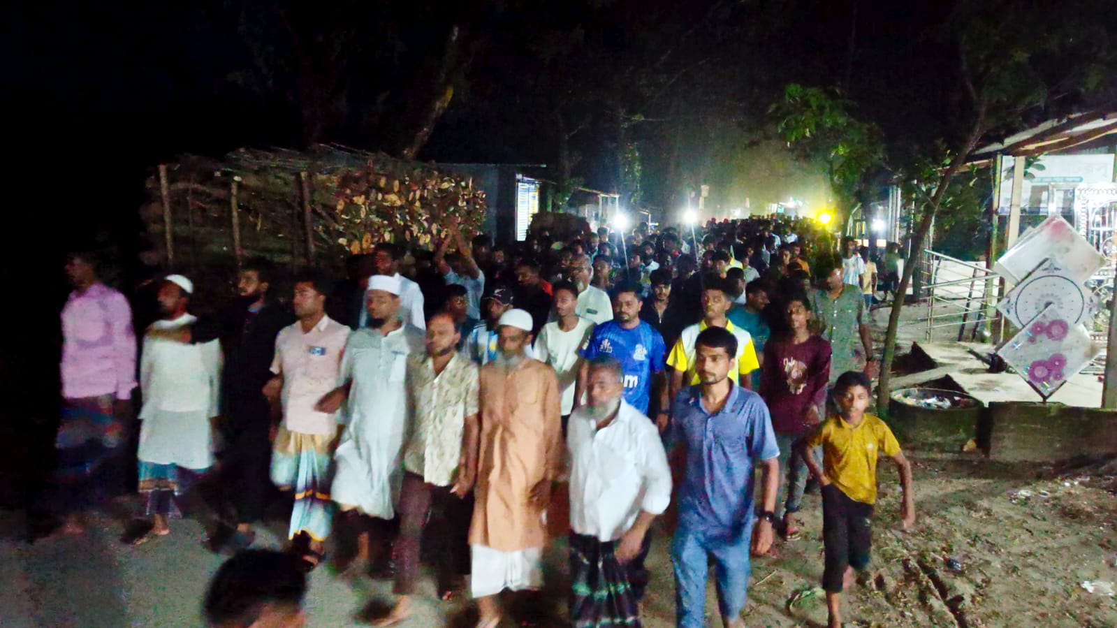 বীরগঞ্জের ঝাড়বাড়ীতে সংবাদকর্মীর ওপর হামলা ও কাপড় ব্যবসায়ীকে লাঞ্ছিতের প্রতিবাদে বিক্ষোভ ও প্রতিবাদ সমাবেশ