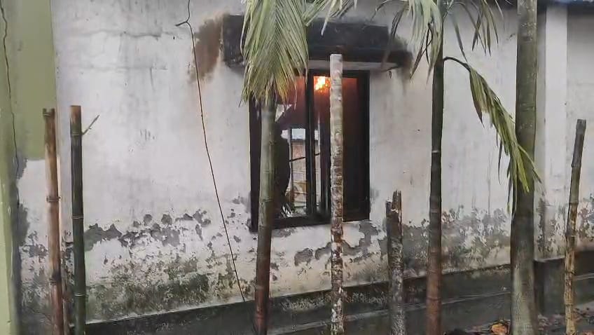 কুড়িগ্রামে নিজ ঘরে আগুন, অস্ত্র হাতে যুবকের তাণ্ডবে আতঙ্ক