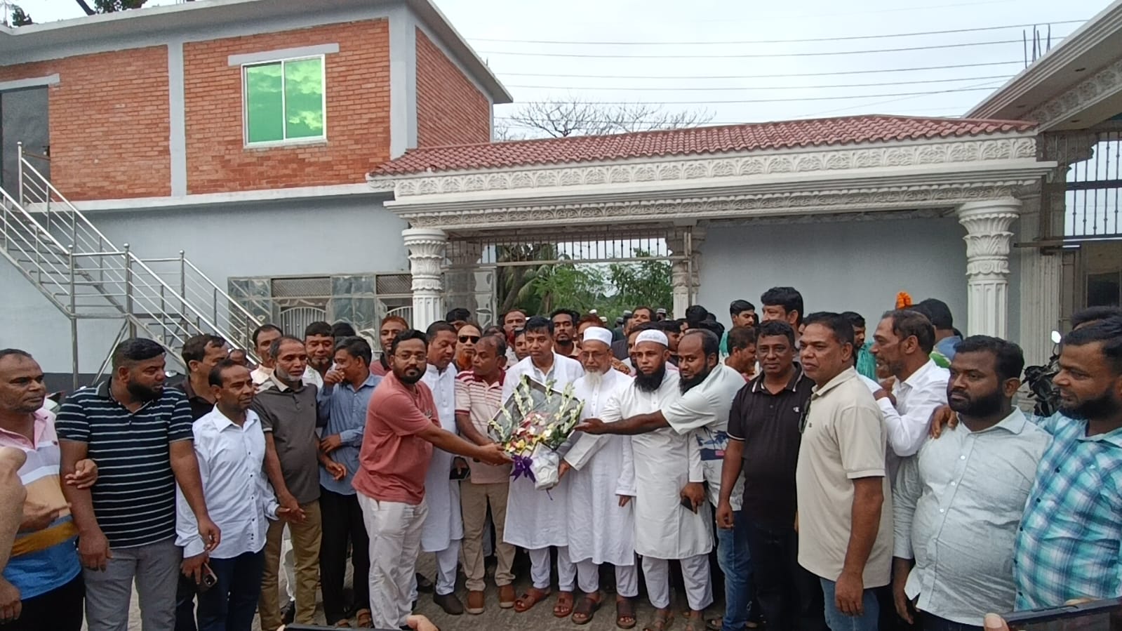 রূপগঞ্জ সদর ইউনিয়ন পরিষদের প্রশাসক চেয়ারম্যান নুরুন্নবী ভূঁইয়া সাধারণ জনগনের ভালোবাসায় সিক্ত