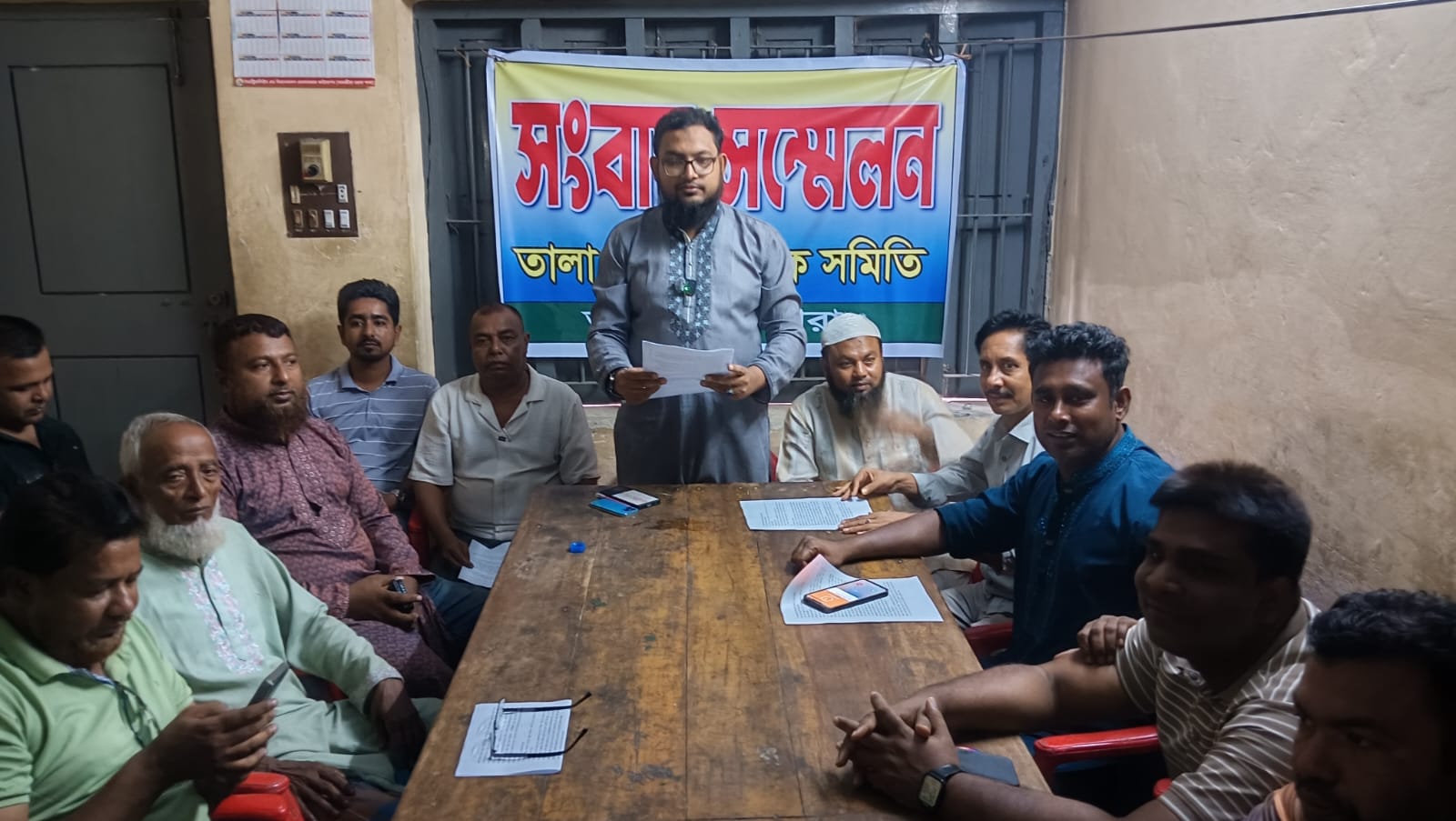 তালা বাজার বণিক সমিতির সংবাদ সম্মেলন সন্ত্রাসী হামলা ও হত্যার হুমকির অভিযোগ