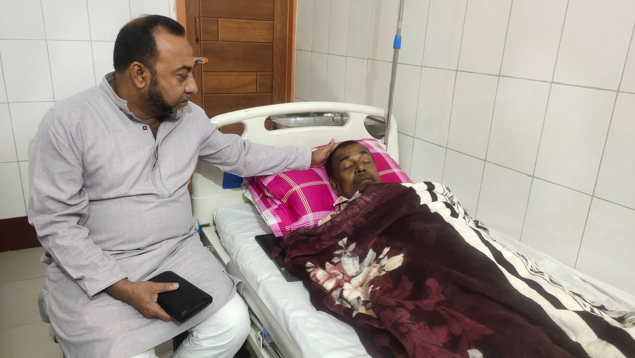 রাজশাহী প্রেসক্লাব সভাপতিকে হাসপাতালে দেখতে সাংবাদিকদের ভিড়।‌