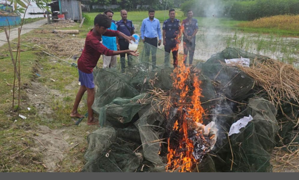 মৎস্যসম্পদ রক্ষায় কুড়িগ্রামে জেলা প্রশাসনের সাঁড়াশি অভিযান, জব্দের পর আগুনে পুড়িয়ে ধ্বংস শতাধিক অবৈধ জাল