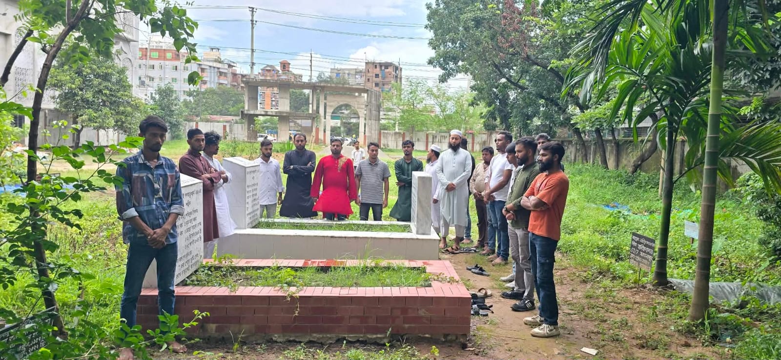 জুলাই-আগস্টের শহীদদের কবর জিয়ারত করল ঢাকা জেলা উত্তর ছাত্রদল