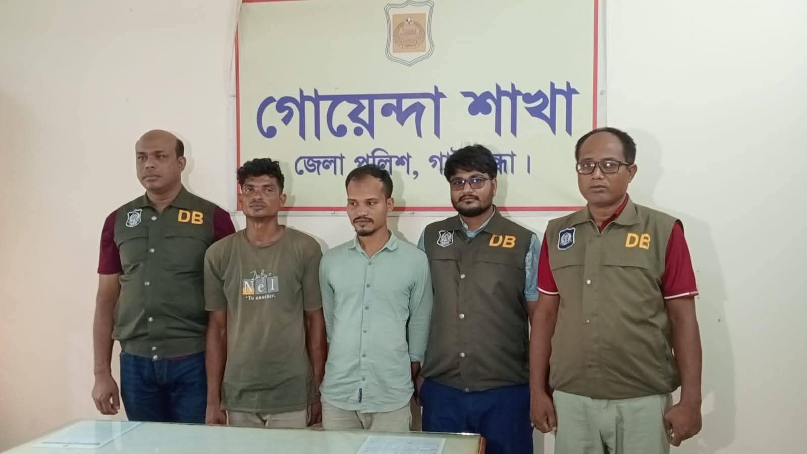 গাইবান্ধা জেলা ডিবি পুলিশের অভিযানে ২,২০০ কেজি জিরানী জব্দ, গ্রেপ্তার ২; মূল হোতা শাহিন পলাতক