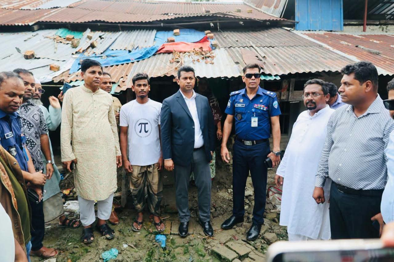 বাঁশখালীতে বন্যাদুর্গতদের টেকসই পুনর্বাসনে বাড়ি বাড়ি জেলা প্রশাসক: দ্রুত নতুন ঘর নির্মাণের আশ্বাস