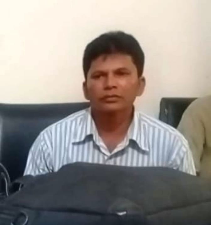 পলাশবাড়ীতে প্রথম শ্রেণির শিক্ষার্থীর পেট মুচড়ে ও বেঞ্চে শুইয়ে নির্যাতনের অভিযোগ শিক্ষক মিথুনের বিরুদ্ধে