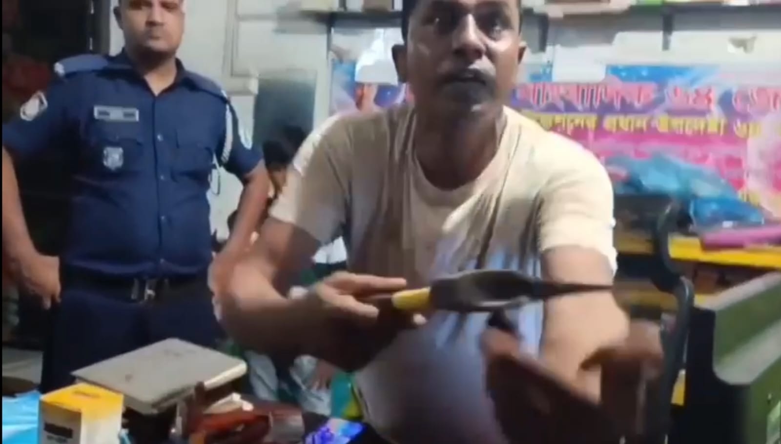 আশুলিয়ায় পুলিশের উপস্থিতিতে অস্ত্র প্রদর্শনের ঘটনায় গ্রেপ্তার এস কে শফিক জামিনে মুক্ত; ফের হত্যার হুমকির অভিযোগে এলাকায় উত্তেজনা।