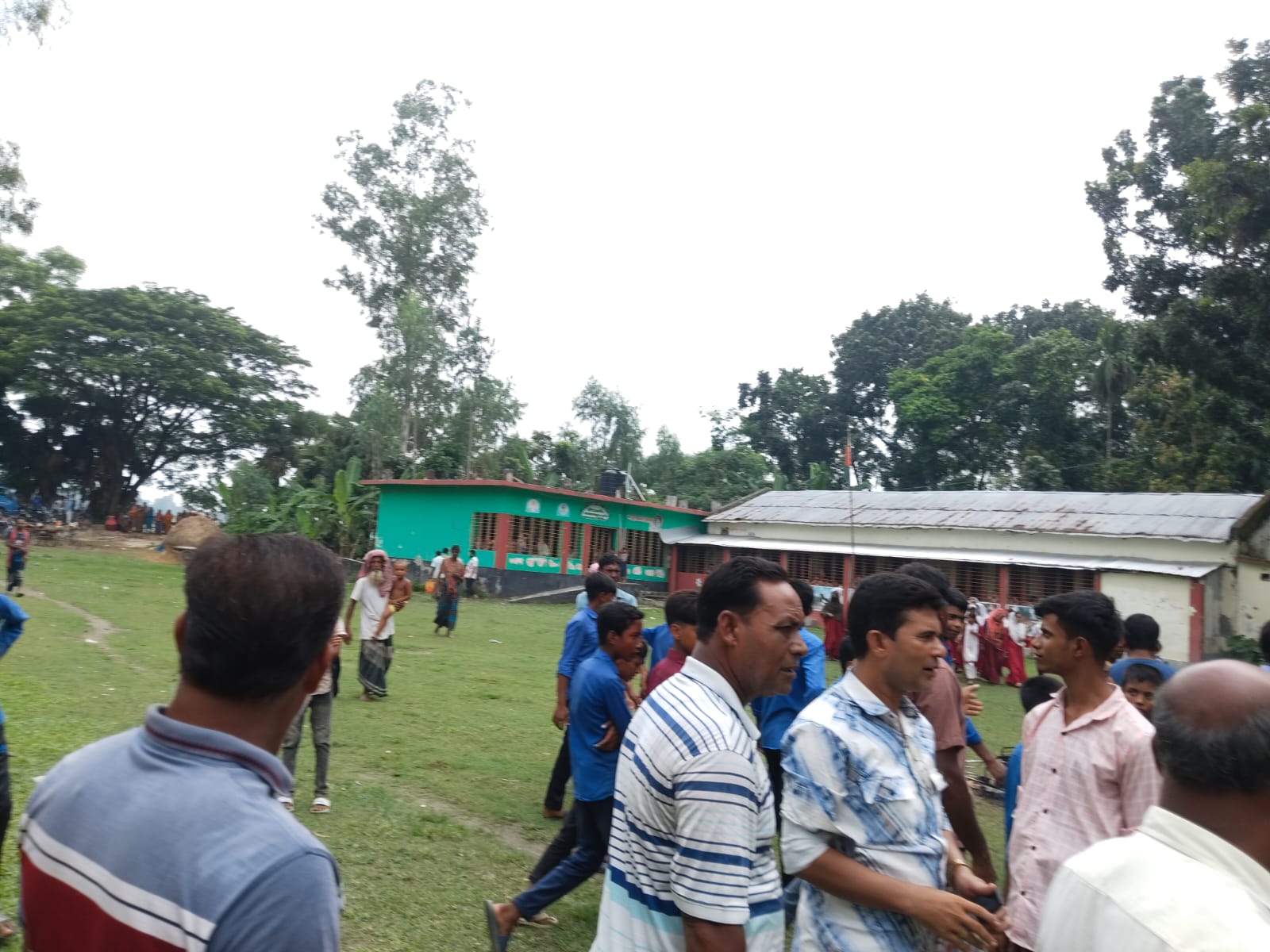 মান্দায় শিক্ষার্থীর ওপর নির্যাতনের অভিযোগে প্রধান শিক্ষককে অবরুদ্ধ করে বাইকে আগুন