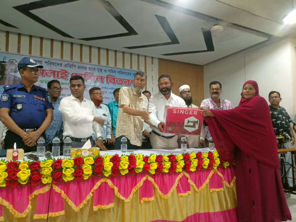 ঠাকুর গাঁও জেলার রাণীশংকৈল উপজেলায় সেলাই মেশিন বিতরণঃ
