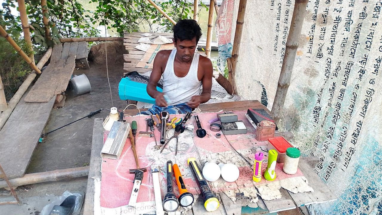 নড়াইলের মুলিয়ায় এক পা-তেই জীবন সংসার গোপী বিশ্বাস’র প্রতিবন্ধী জীবনটাই যেন অভিশাপ