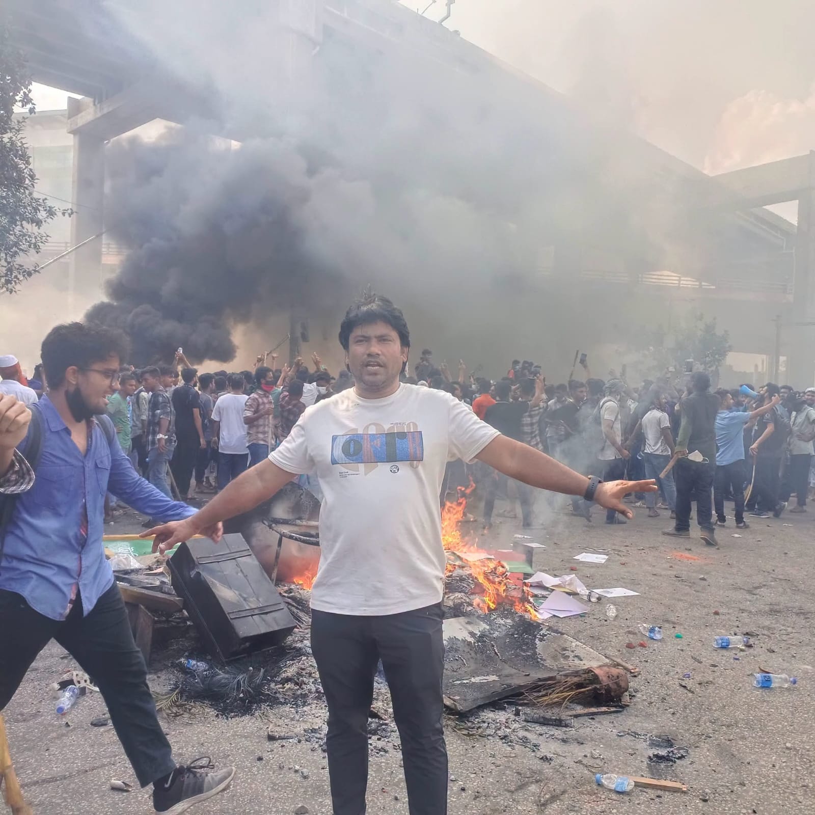 ৪ আগস্টের সেই কালরাত: সন্তানদের মাথায় হাত রেখে রাজপথে নেমেছিলেন ইএম মেহেদী হাসান।