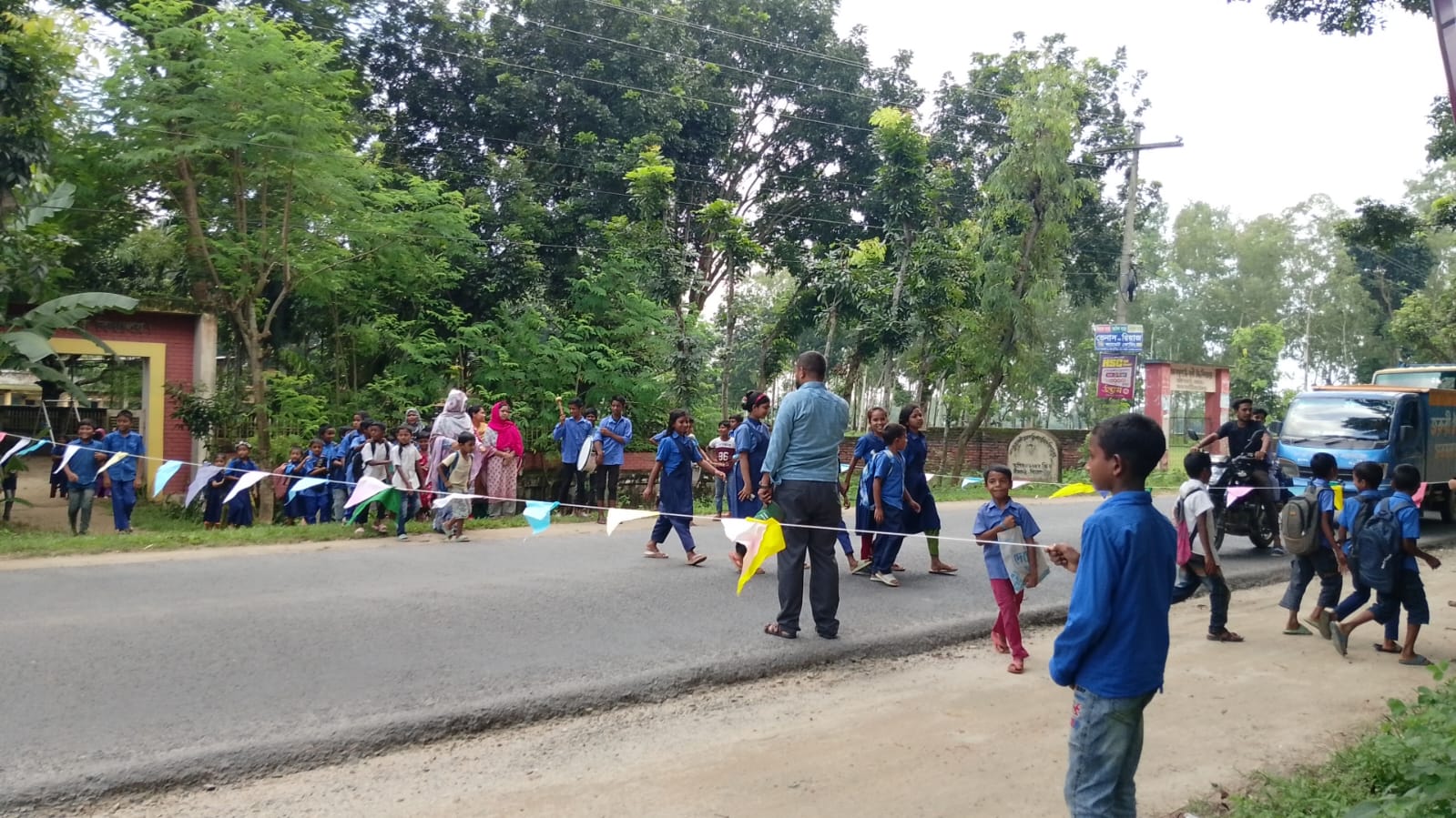 ড্রাম বাজিয়ে ঝুঁকিপূর্ণ মহাসড়ক পারাপার, বীরগঞ্জে শিক্ষার্থীদের নিরাপত্তায় ব্যতিক্রমী উদ্যোগ