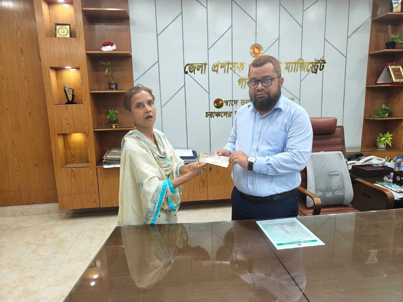 গাইবান্ধায় অসহায় তিন ব্যক্তির মাঝে জেলা প্রশাসকের আর্থিক সহায়তার চেক বিতরণ