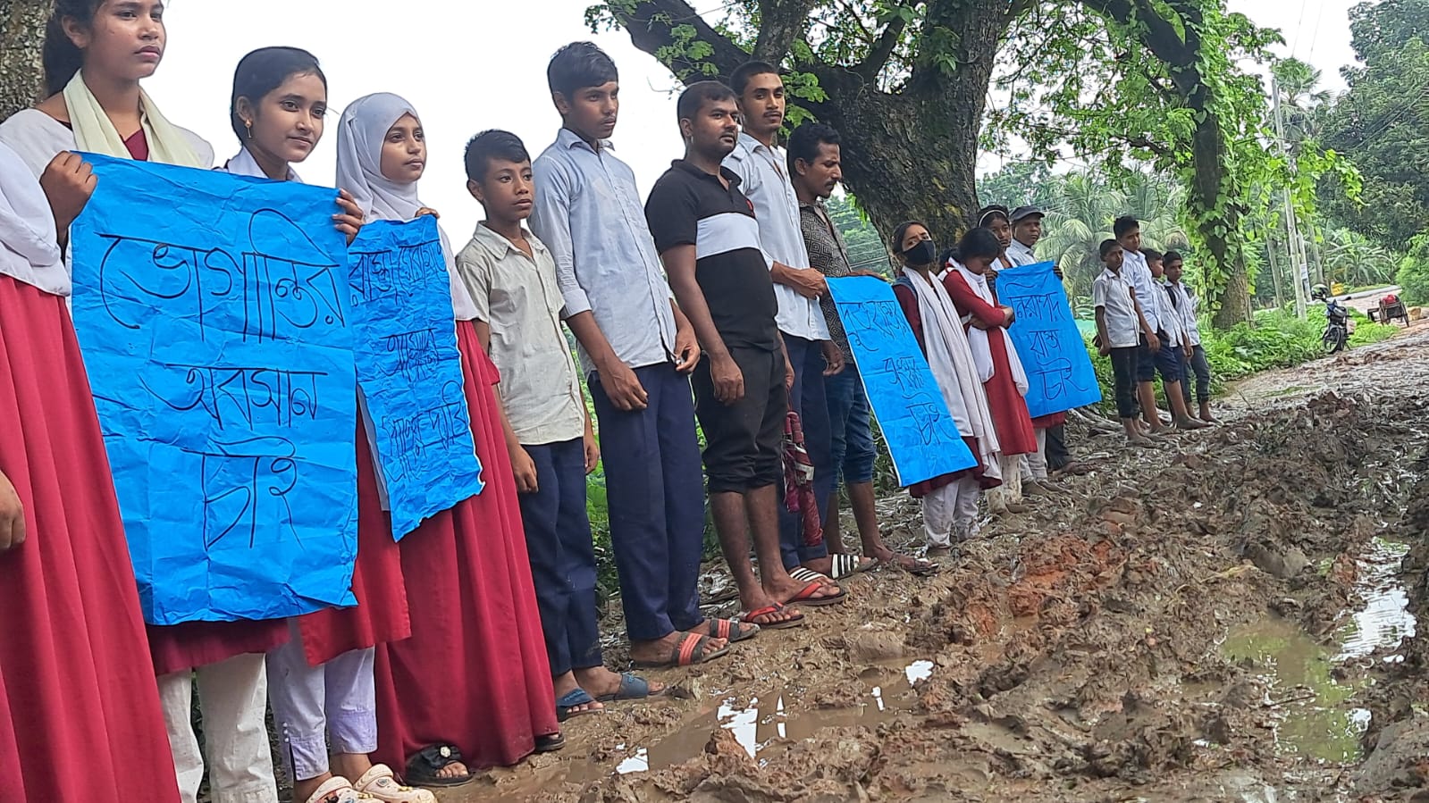 নড়াইলে বিদ্যালয়ের প্রবেশমুখের বেহাল সড়ক, মানববন্ধনে সংস্কারের দাবি