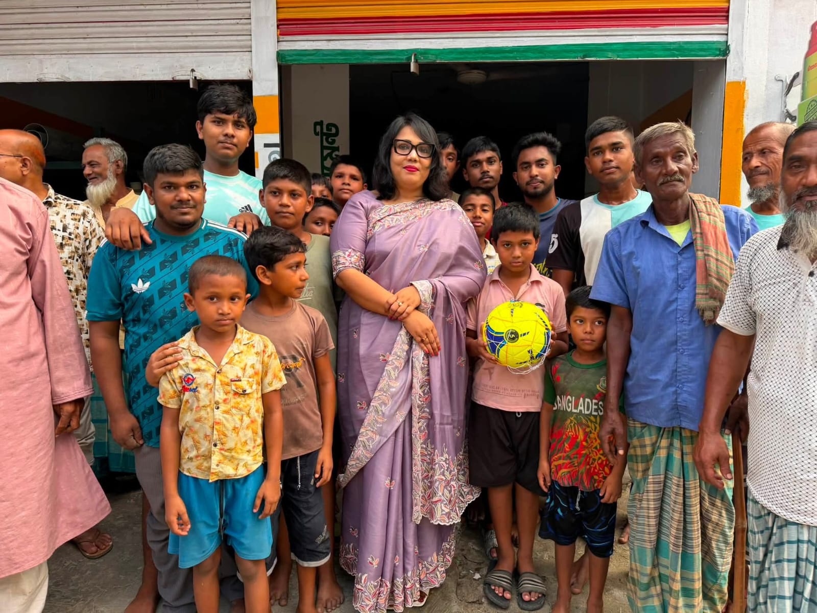 তরুণদের খেলাধুলায় উৎসাহ দিতে বগুড়ায় বিভিন্ন ক্লাবে ক্রীড়া সামগ্রী বিতরণ করলেন এমপি সুরাইয়া জেরিন রনি।