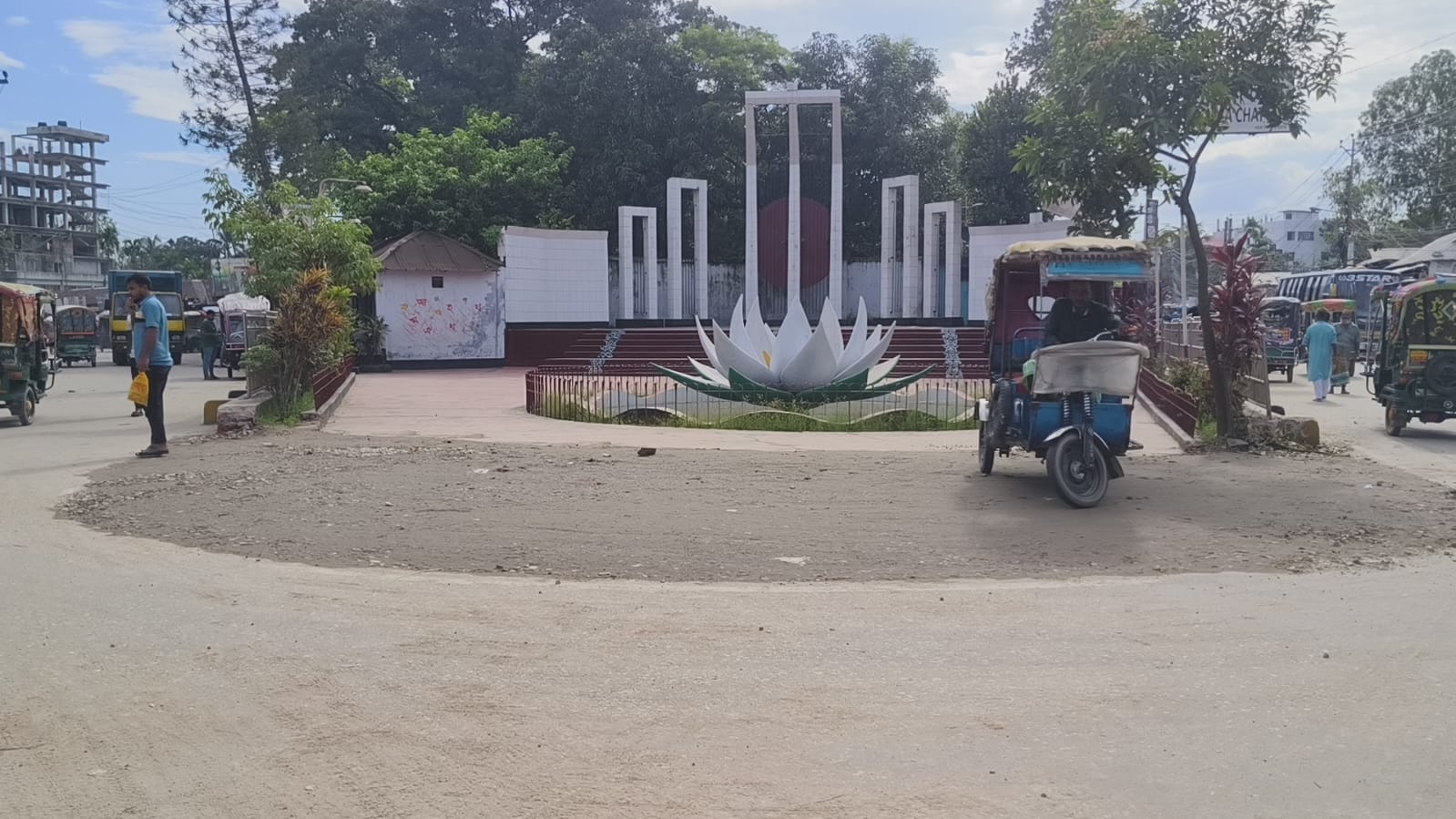 দীর্ঘদিনের যানজট নিরসনে কুড়িগ্রামে বড় পদক্ষেপ শাপলা চত্বর প্রশস্তকরণ শুরু,