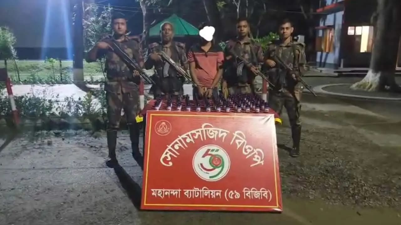 চাঁপাইনবাবগঞ্জ সীমান্তে বিপুল পরিমাণ মাদকসহ আটক ১