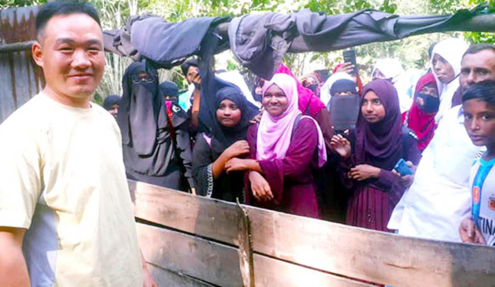 যশোরে প্রেমের টানে চীনা প্রেমিক মেয়ের পরিবার রাজী না হওয়ায় ফিরে গেছে ঢাকার উদ্দেশ্যে।