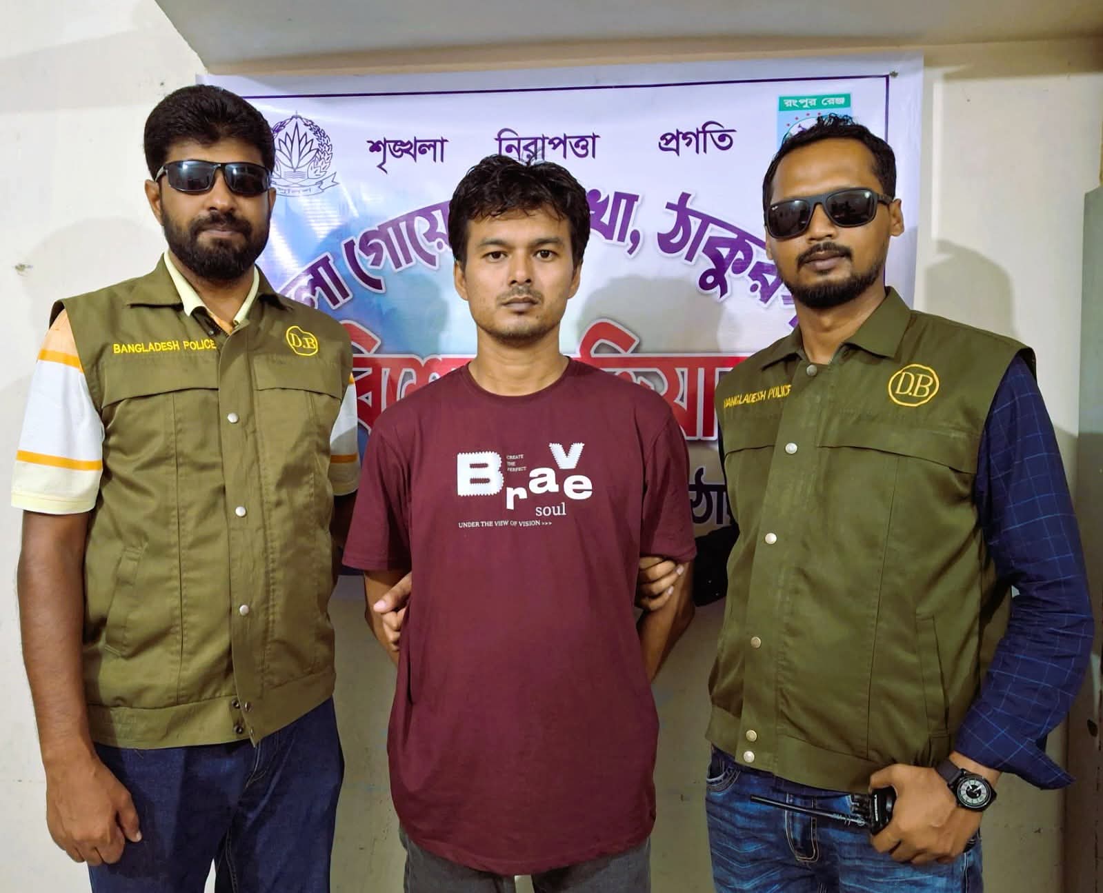 ঠাকুরগাঁও এ আন্তঃজেলা সংঘবদ্ধ প্রতারক চক্রের গডফাদার ও শীর্ষ মাদক ব্যবসায়ী গ্রেফকতারঃ