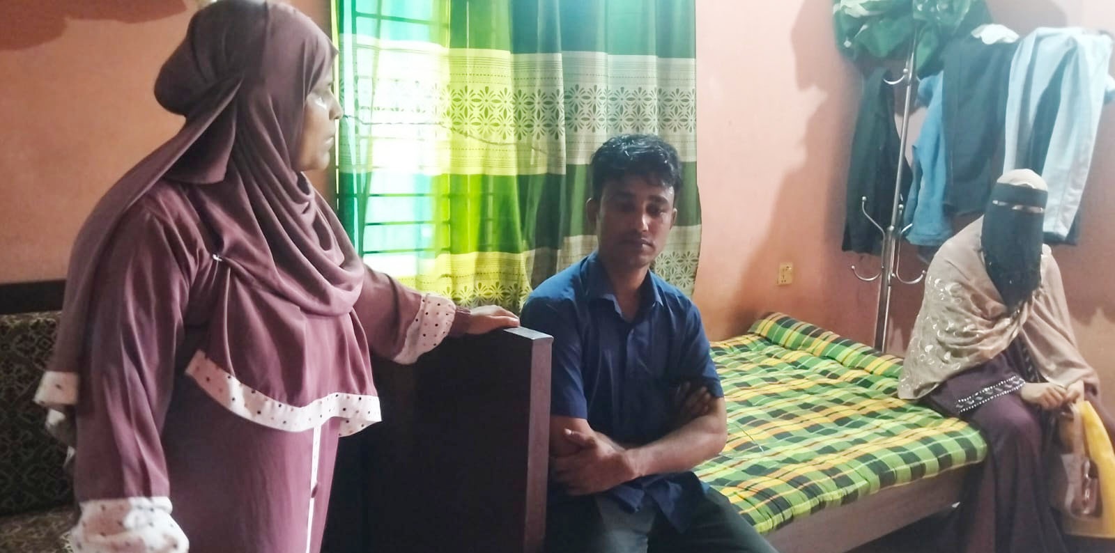 অন্যের স্ত্রীর সাথে আবাসিক হোটেলে দপ্তরী, ভিডিও ভাইরাল