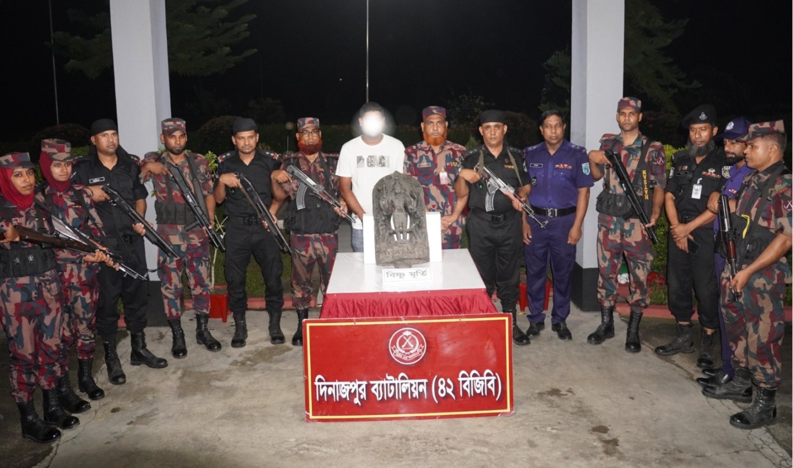বিশেষ অভিযানে মূল্যমানের দুষ্প্রাপ্য কষ্টিপাথরের বিষ্ণু মূর্তি উদ্ধার, আটক -১