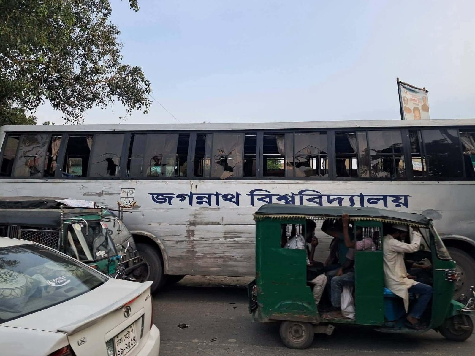জবি বাসে হামলা, আহত ১০