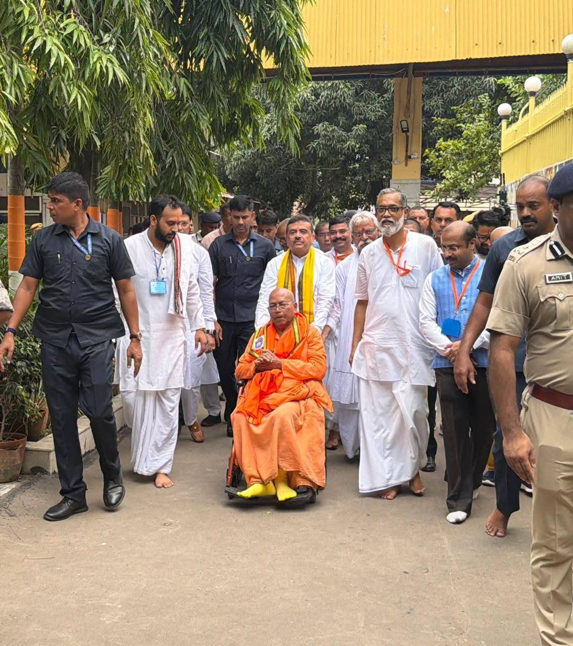 মুখ্যমন্ত্রী আদ্যাপীঠ মন্দিরে পৌঁছালে, মন্দিরের প্রধান মুরাল ভাই ব্রহ্মচারী স্বাগত জানান।