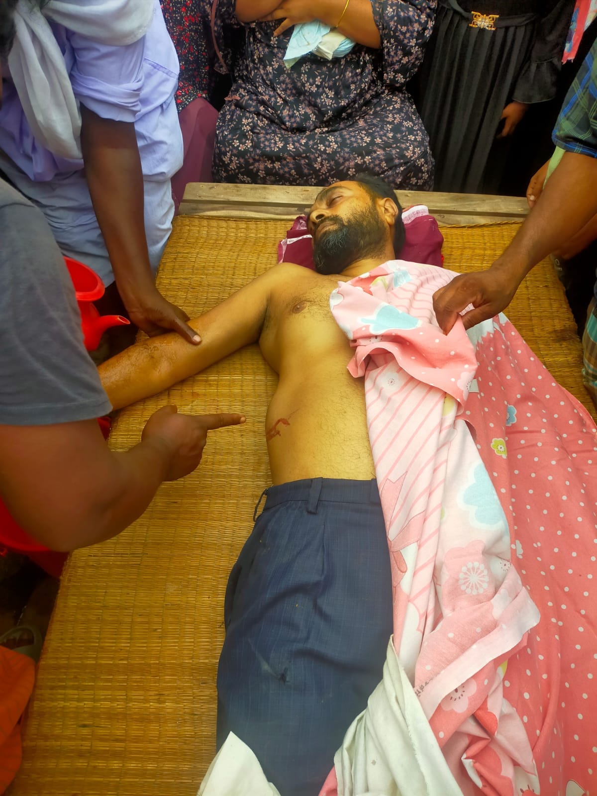 বেনাপোল বাইপাস সড়কে লৌহারগ্রিল বোঝাই ভ্যান ও মটরসাইকেল দুর্ঘটনায় নিহত-১,আহত-২