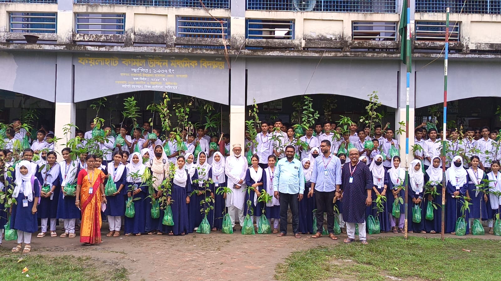 রামপালের ফয়লাহাটে ৭০০ শিক্ষার্থীর হাতে ফলজ ও বনজ বৃক্ষ