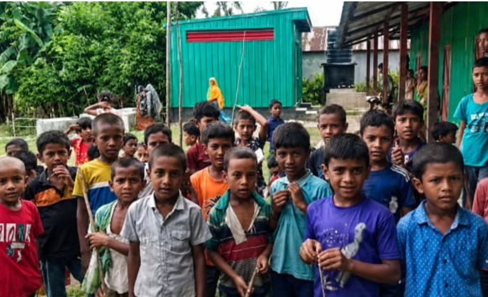 শিক্ষকরা নিয়মিত বিদ্যালয়ে না আসায় লাঠি হাতে আন্দোলনে কুড়িগ্রামের শিশু শিক্ষার্থীরা