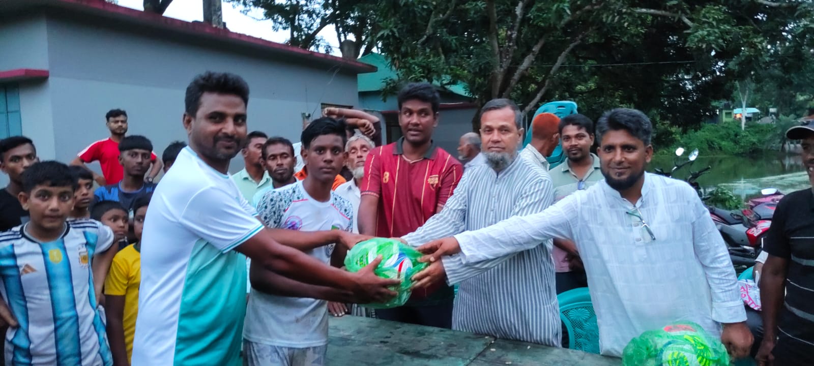 আগামী স্হানীয় ইউনিয়ন নির্বাচনে চেয়ারম্যান প্রার্থী মাহবুব আলমের ব্যক্তিগত উদ্যোগে ফুটবল খেলা অনুষ্ঠিত