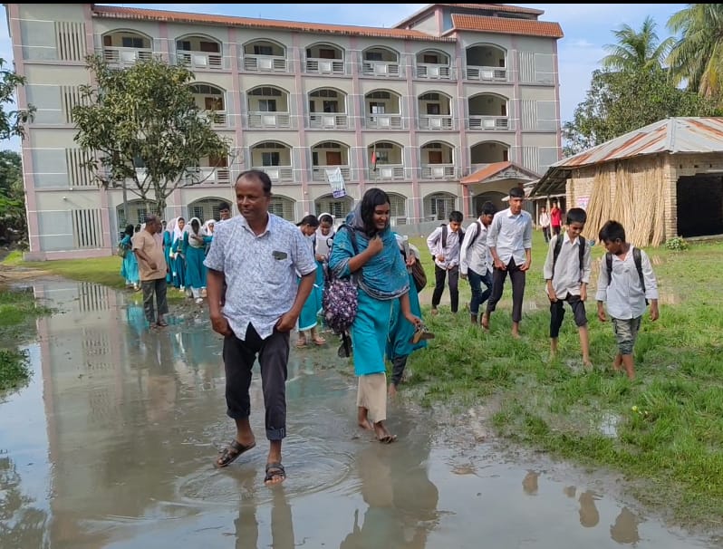 শিক্ষক-শিক্ষার্থীদের চরম ভোগান্তি জলাবদ্ধতা ও কাদা-পানিতে নাজেহাল দোমাদী আদর্শ উচ্চ বিদ্যালয়