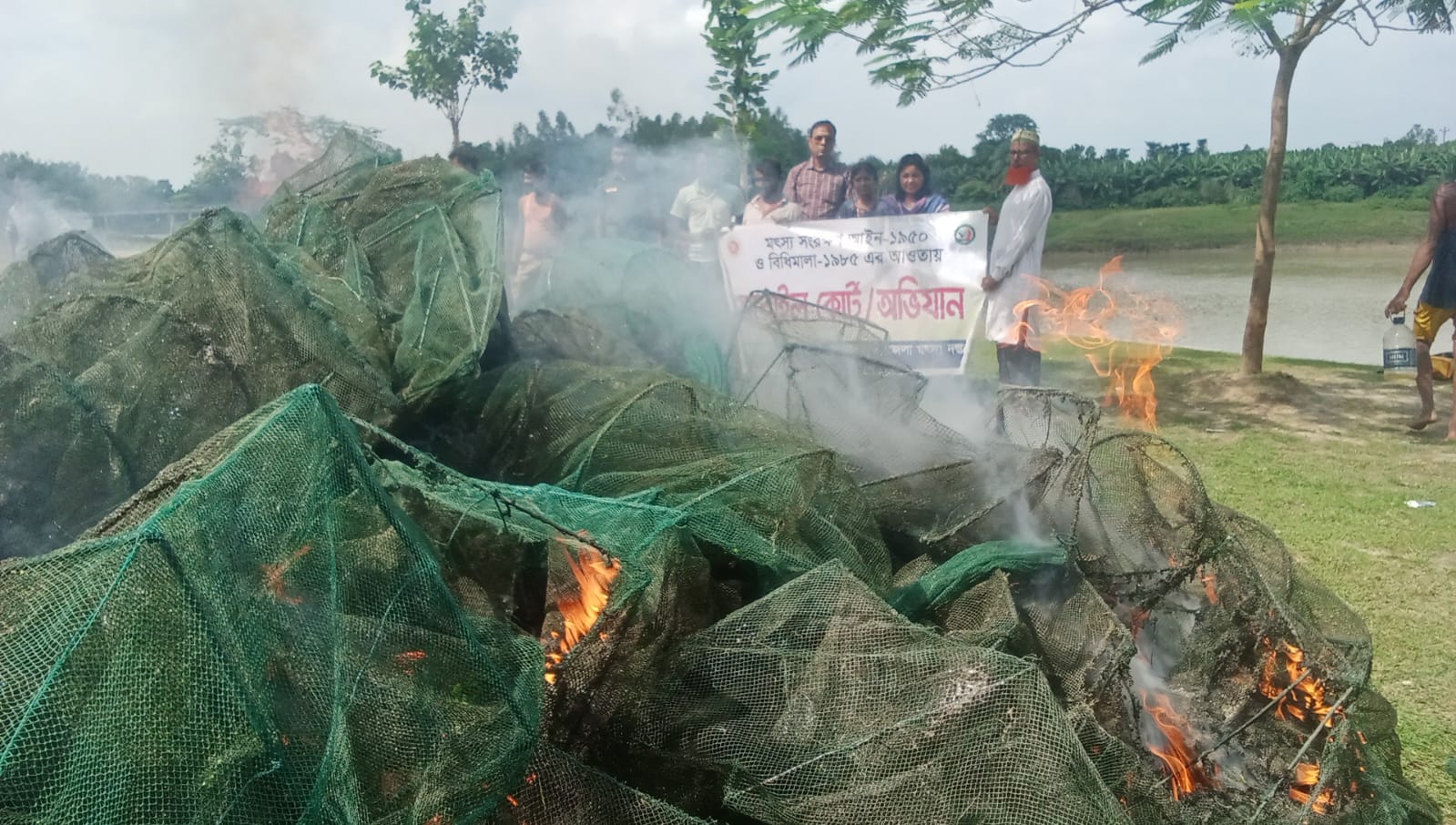 নওগাঁর বিভিন্ন উপজেলার খাল-বিলে নিষিদ্ধ চাইনা রিং জাল দিয়ে অবাধে মাছ শিকার