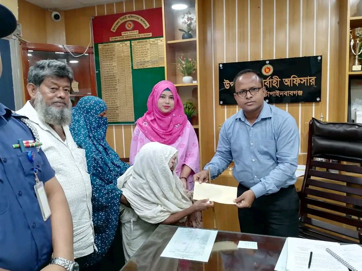 মানবিকতার উজ্জ্বল দৃষ্টান্ত: গোমস্তাপুরে যোগ দিয়েই অসহায় বৃদ্ধার পাশে নবাগত ইউএনও জিল্লুর রহমান