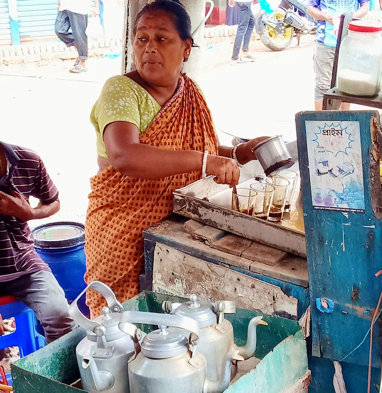 নওগাঁ গোস্তোহাটি মোড়ে অভাবের সংসারে ঢোঁকাদিতে বৌদি দিলেন চায়ের ষ্টল