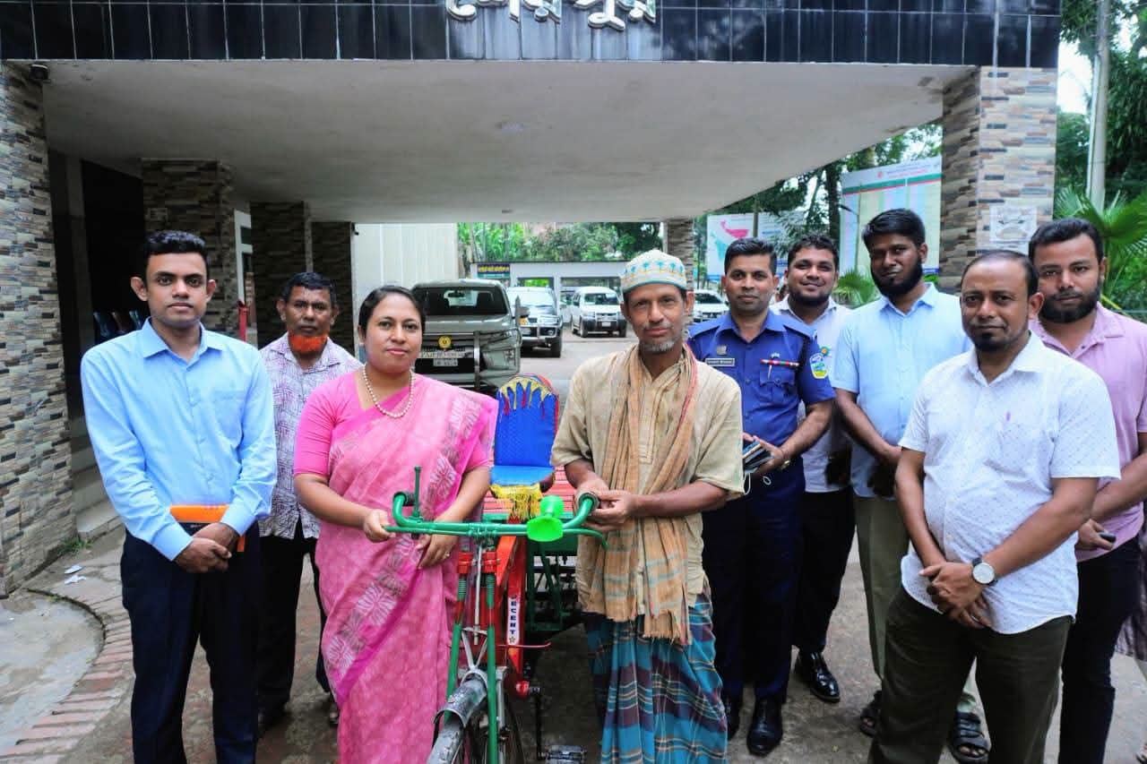 মানবিক সহায়তায় ভ্যানগাড়ি প্রদান