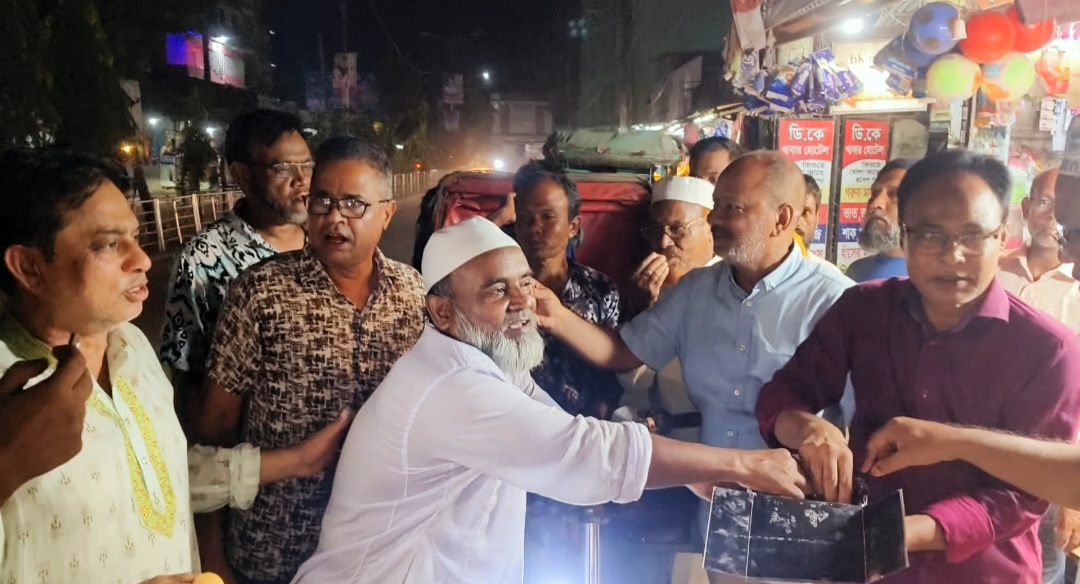 রুহুল কবীর রিজভী বিএনপির ভারপ্রাপ্ত মহাসচিব হওয়ায় কুড়িগ্রামে মিষ্টি বিতরণ