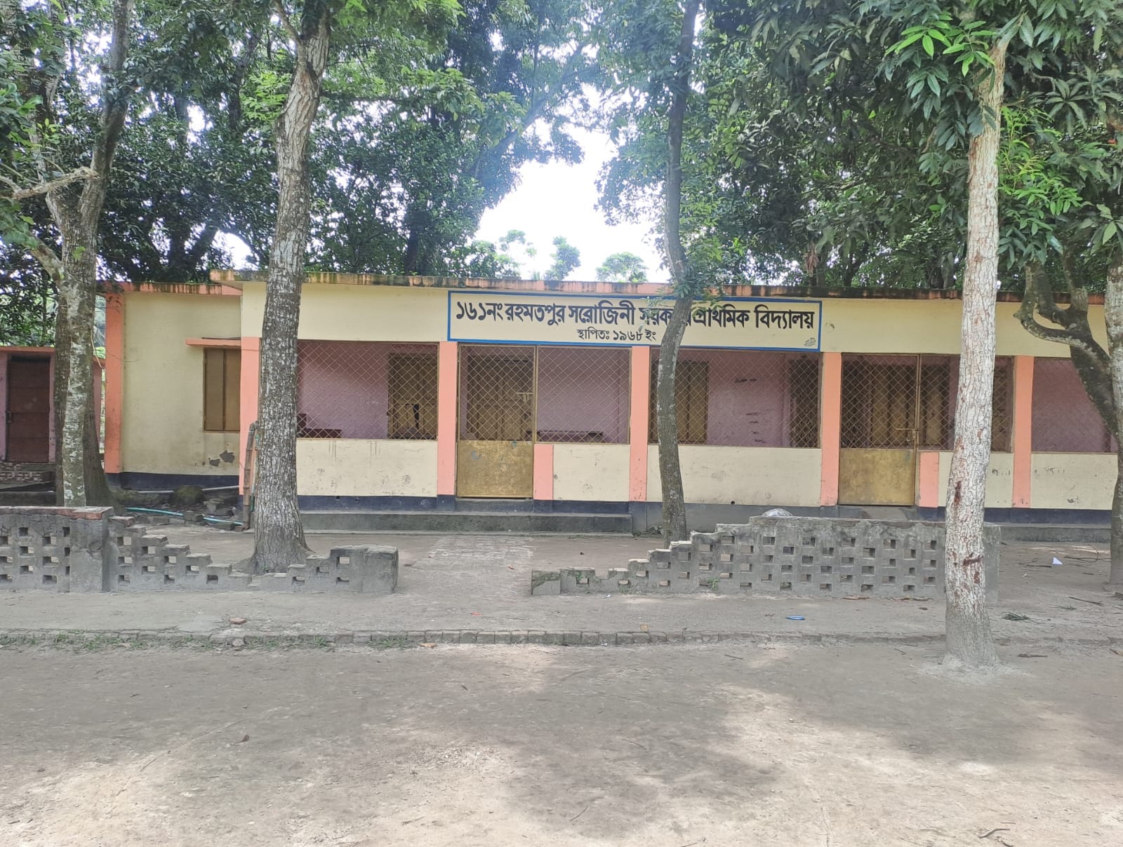 যশোরে দাতার সম্পত্তির লাখ লাখ টাকা লুটপাট করার অভিযোগ সহকারী শিক্ষক রাকিবের বিরুদ্ধে সরকারি স্কুলে পকেট কমিটি, ব্যাংকে জমা হয়না টাকা