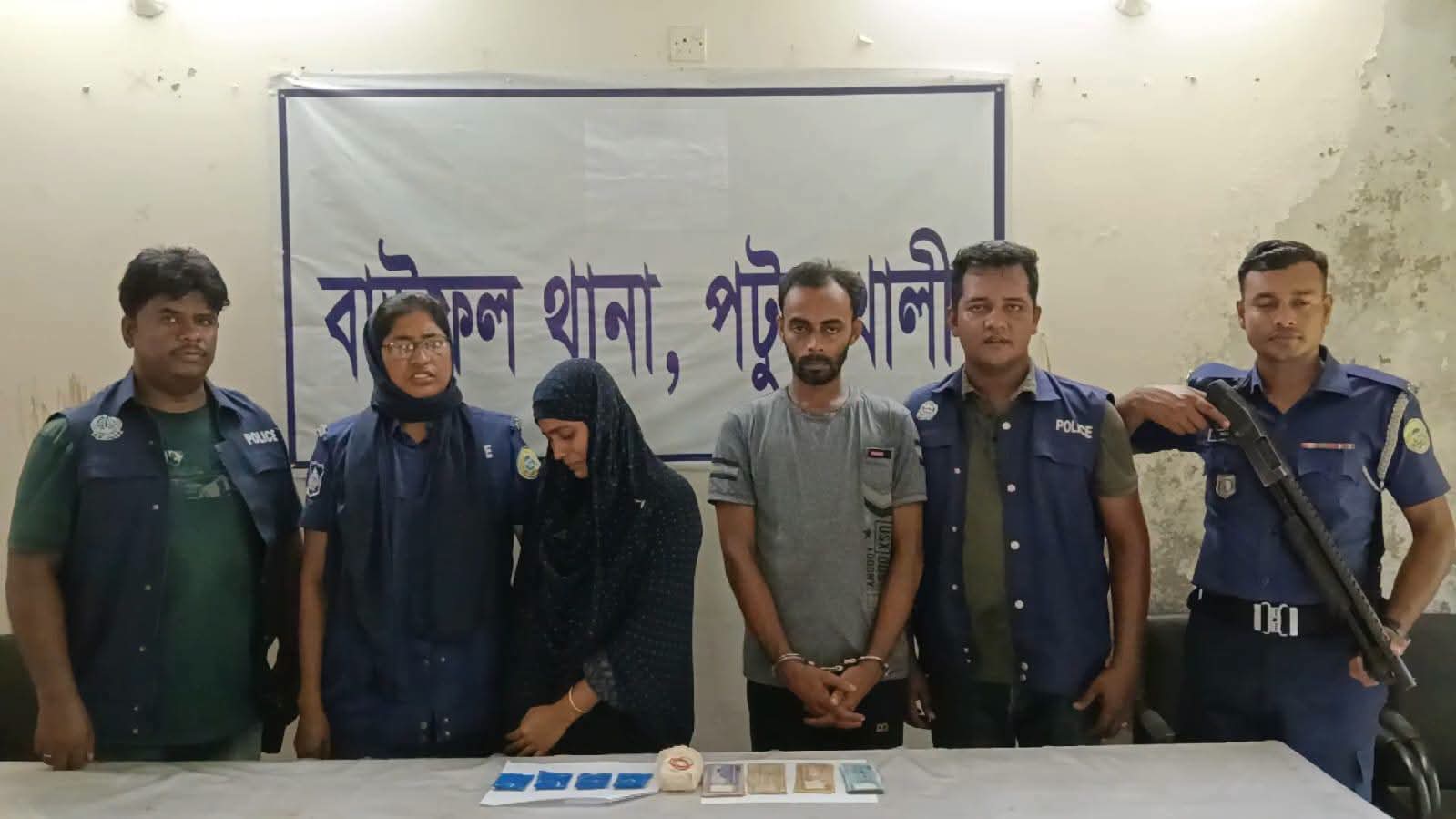 বাউফল থানা পুলিশ কতৃক চার লক্ষ টাকা মুল্যের ৮০০(আটশত)পিস ইয়াবা ট্যাবলেট সহ দুই মাদক কারবারি আটক।