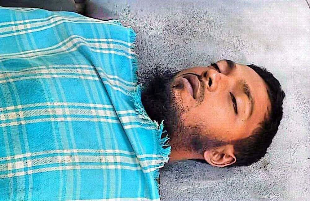 নওগাঁর পোরশায় পুকুরে পুকুরে গোসল করতে নেমে পানিতে তলিয়ে কবির নামে এক মাদ্রাসা শিক্ষকের মৃত্যু