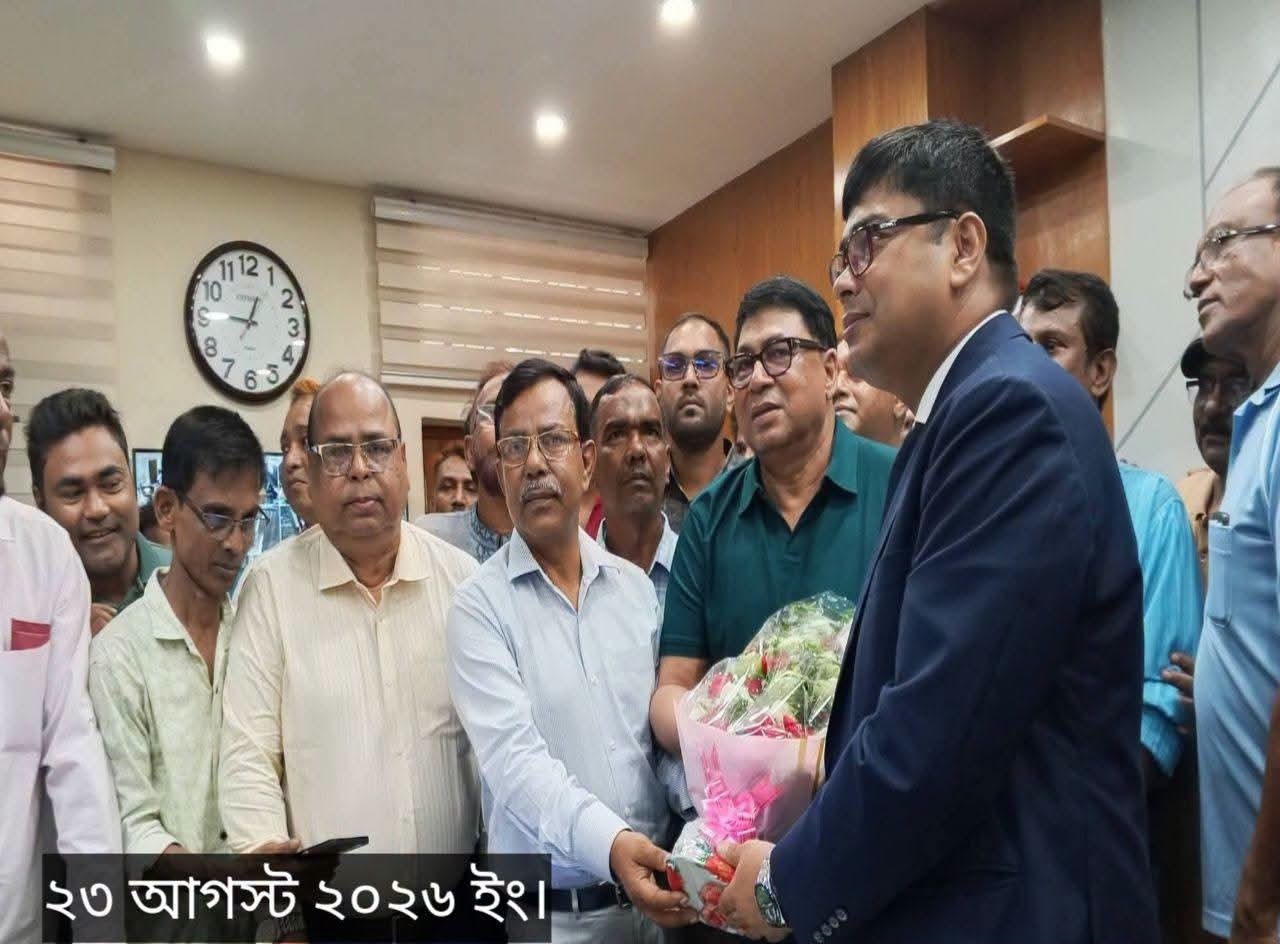 নবাগত জেলা প্রশাসককে ফুল দিয়ে শুভেচ্ছা জানাল গাইবান্ধা জেলা বিএনপি