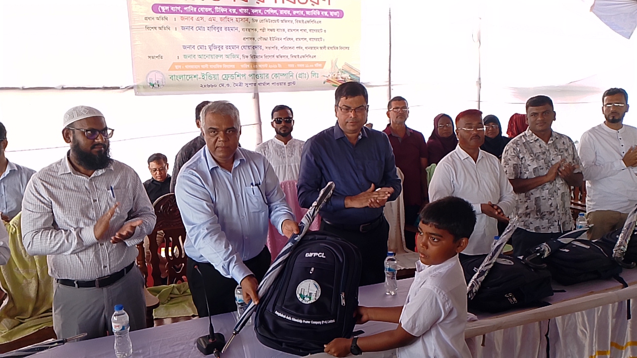 রামপালে শিক্ষা উপকরণ পেয়ে হাসল শিক্ষার্থীদের মুখ স্কুল ব্যাগসহ বিভিন্ন শিক্ষা উপকরণ বিতরণ, ৪ প্রতিষ্ঠানের ৮৫৩ শিক্ষার্থী পেল সহায়তা