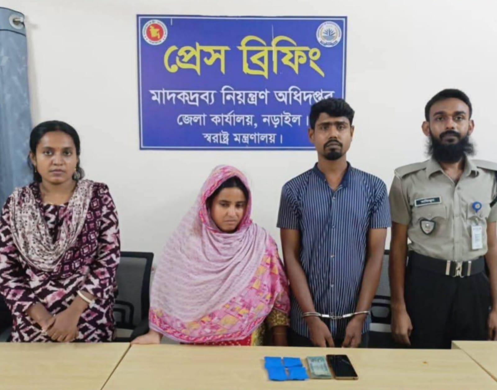 নড়াইলে ৯০০ পিস ইয়াবাসহ দুইজন আটক।