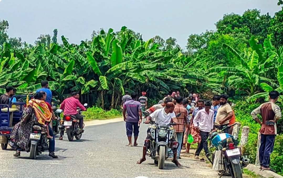 নওগাঁর ধামইরহাটে সড়ক দূর্ঘটনায় মোটরসাইকেল চালক শ্রীজয় বর্মণ নামে এক যুবক নিহত